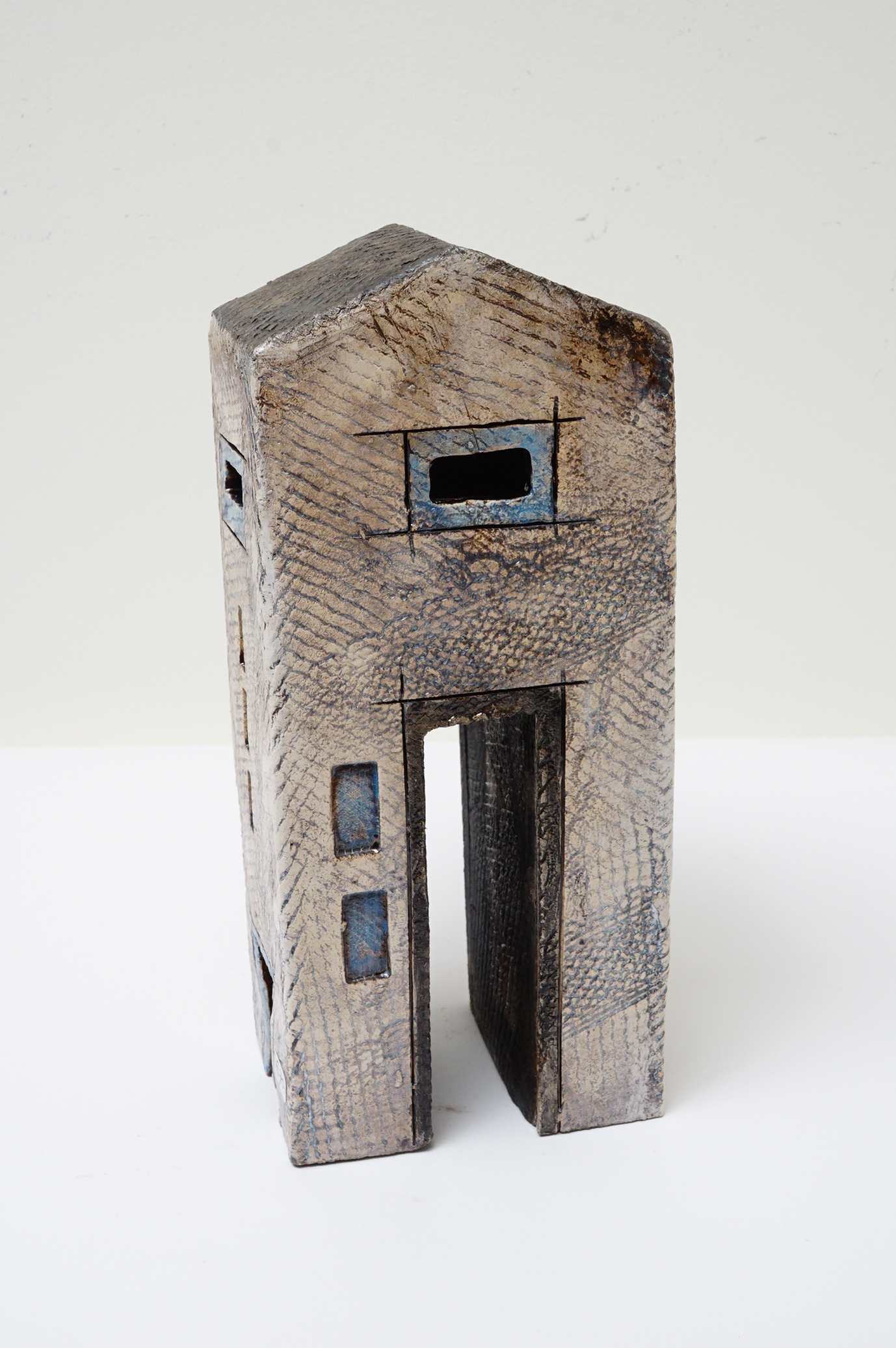 Sonny house L Keramik Jikke van de Waal-Bijma | Malerier af Jikke van de Waal-Bijma