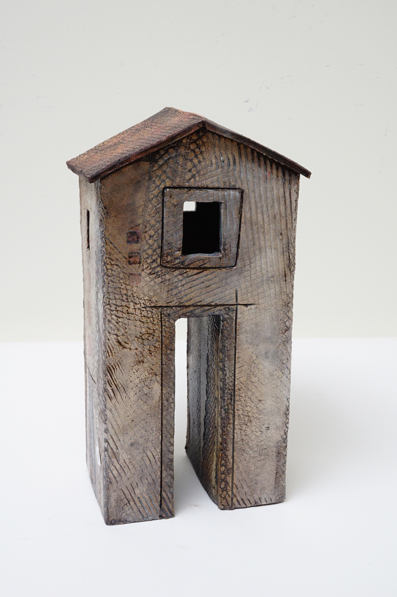 Sonny house L Keramik Jikke van de Waal-Bijma | Malerier af Jikke van de Waal-Bijma