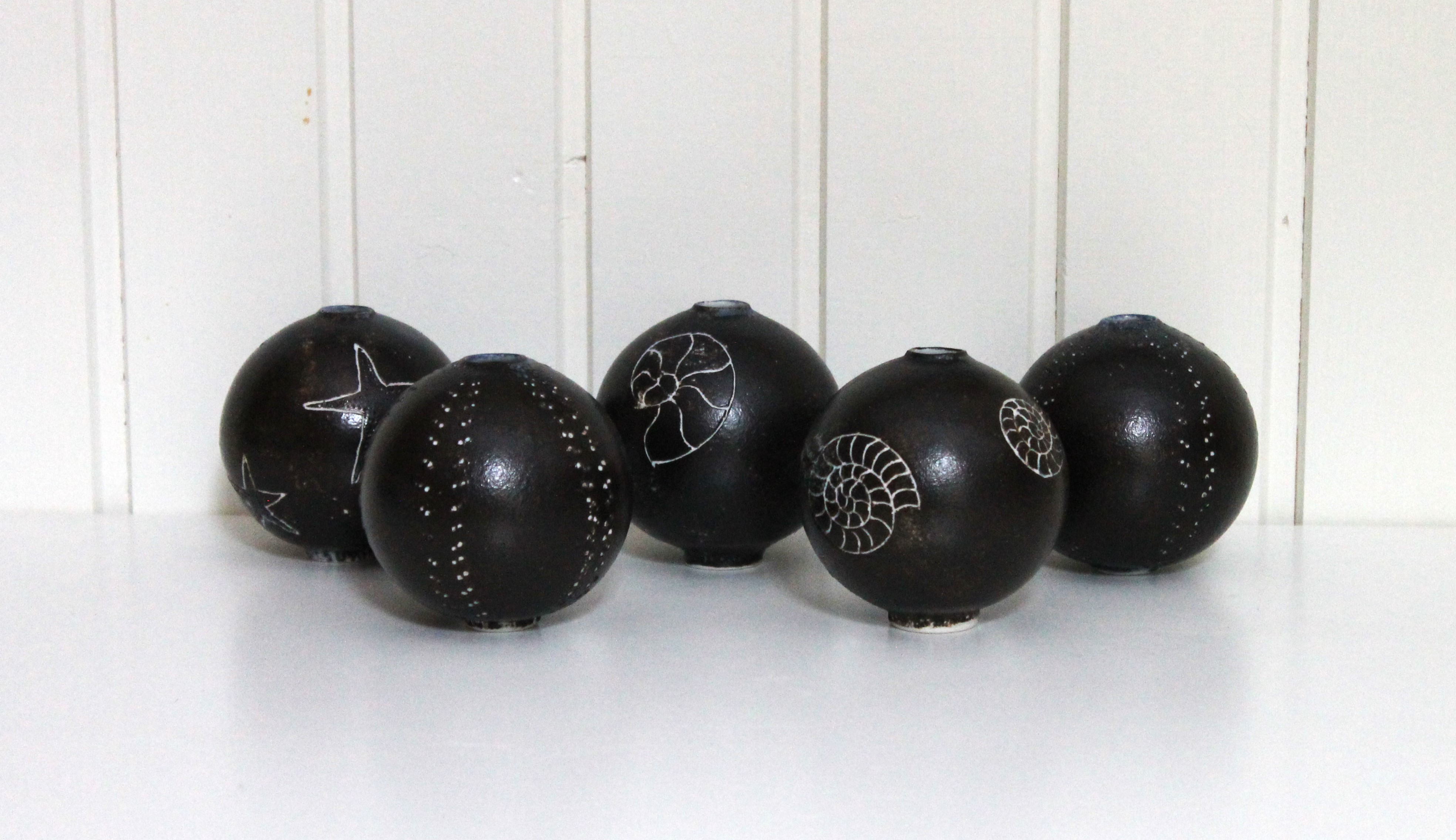 Kuglevaser med forsteninger Skulptur Sus Andersen | Natur-inspirerede værker af Sus Andersen