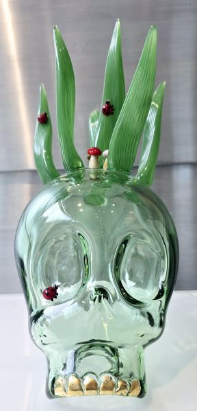 Skull m. græs Kunst Karen Nyholm | Porcelæn værker lavet af Karen Nyholm | Shop