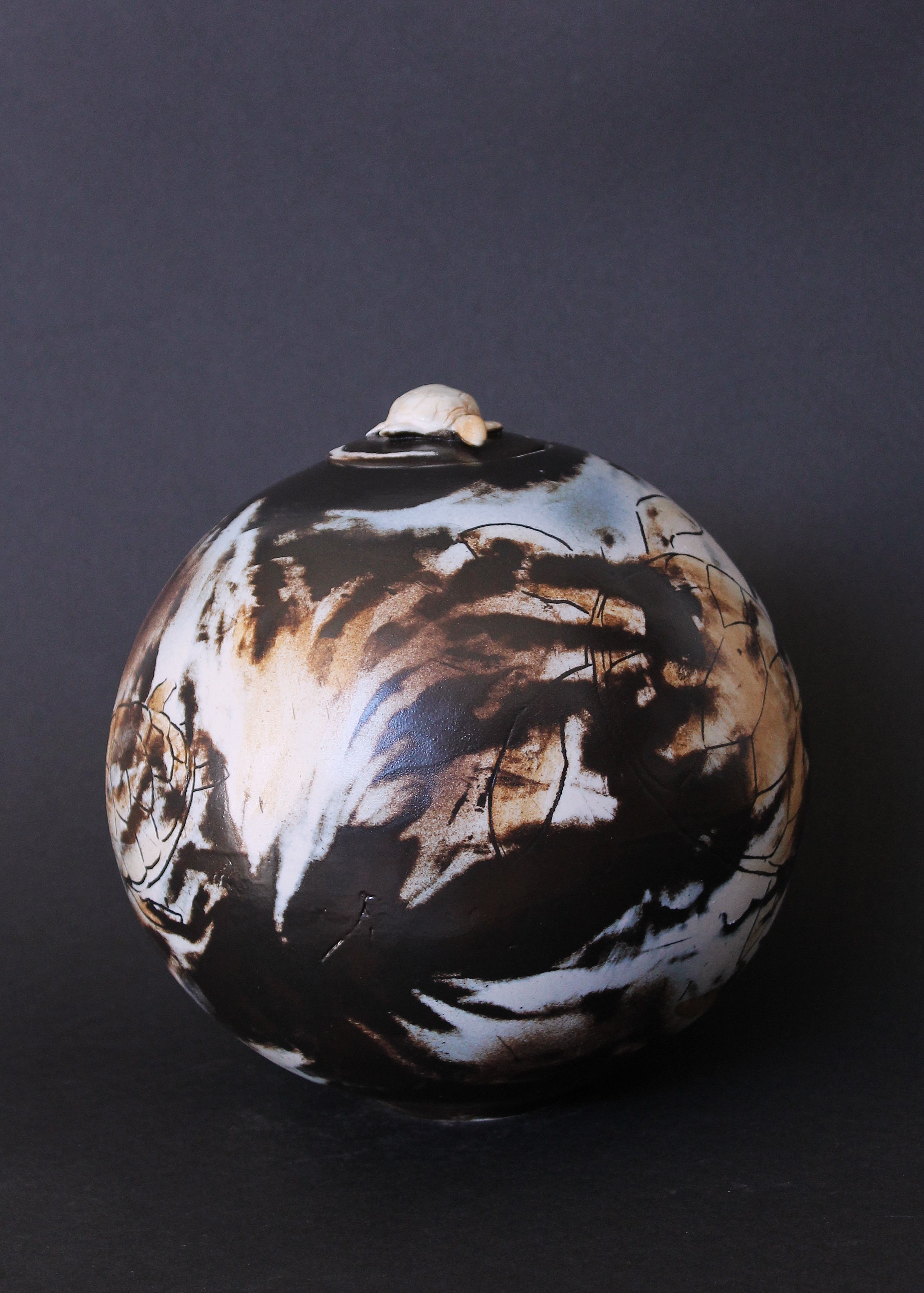 Havskildpadden Lågkrukke Keramik Sus Andersen | Natur-inspirerede værker af Sus Andersen