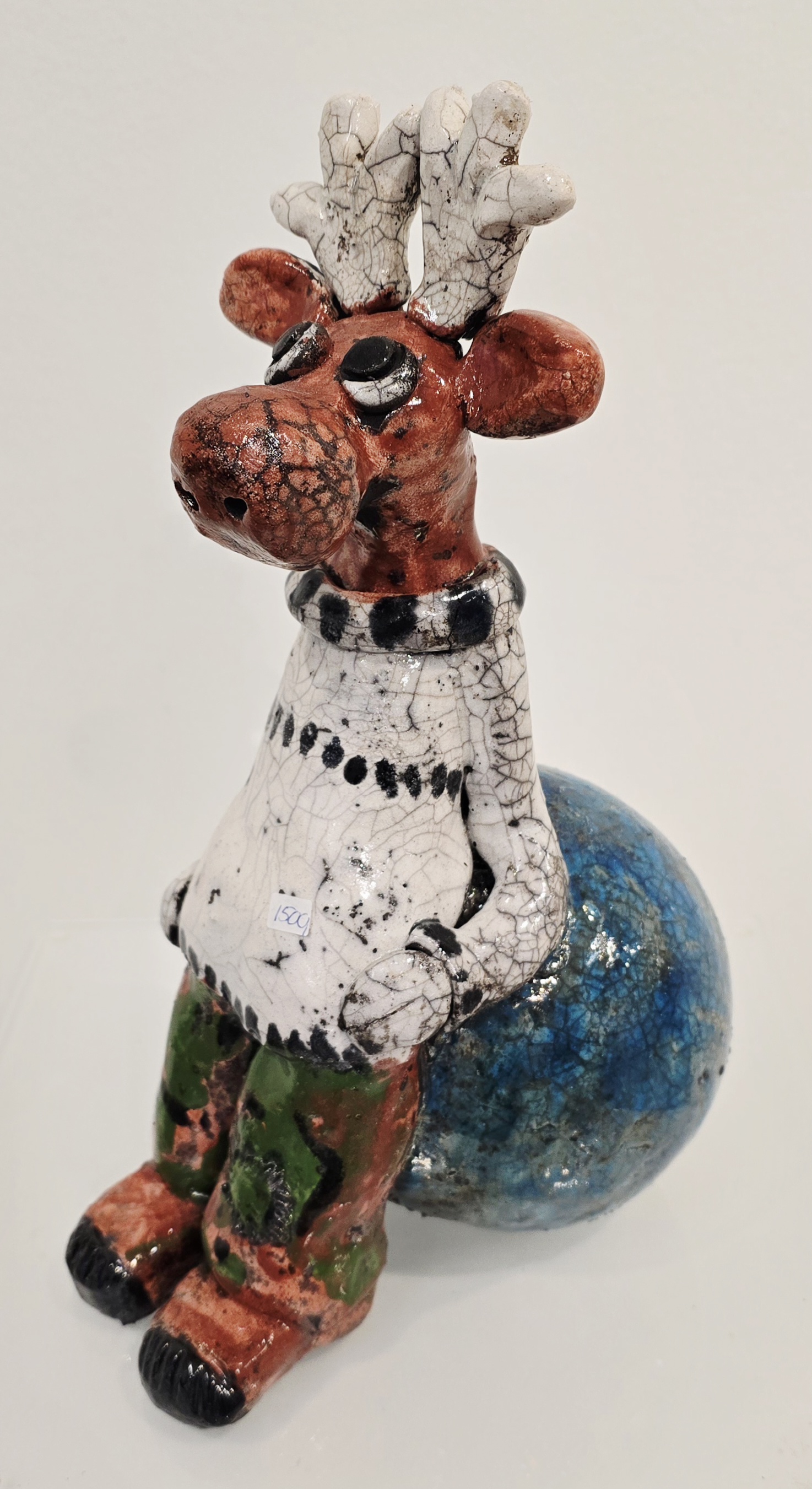 Elg på bold Skulptur Rakukeramik - Se vores udvalg af rakukeramik af Dorit Knudsen