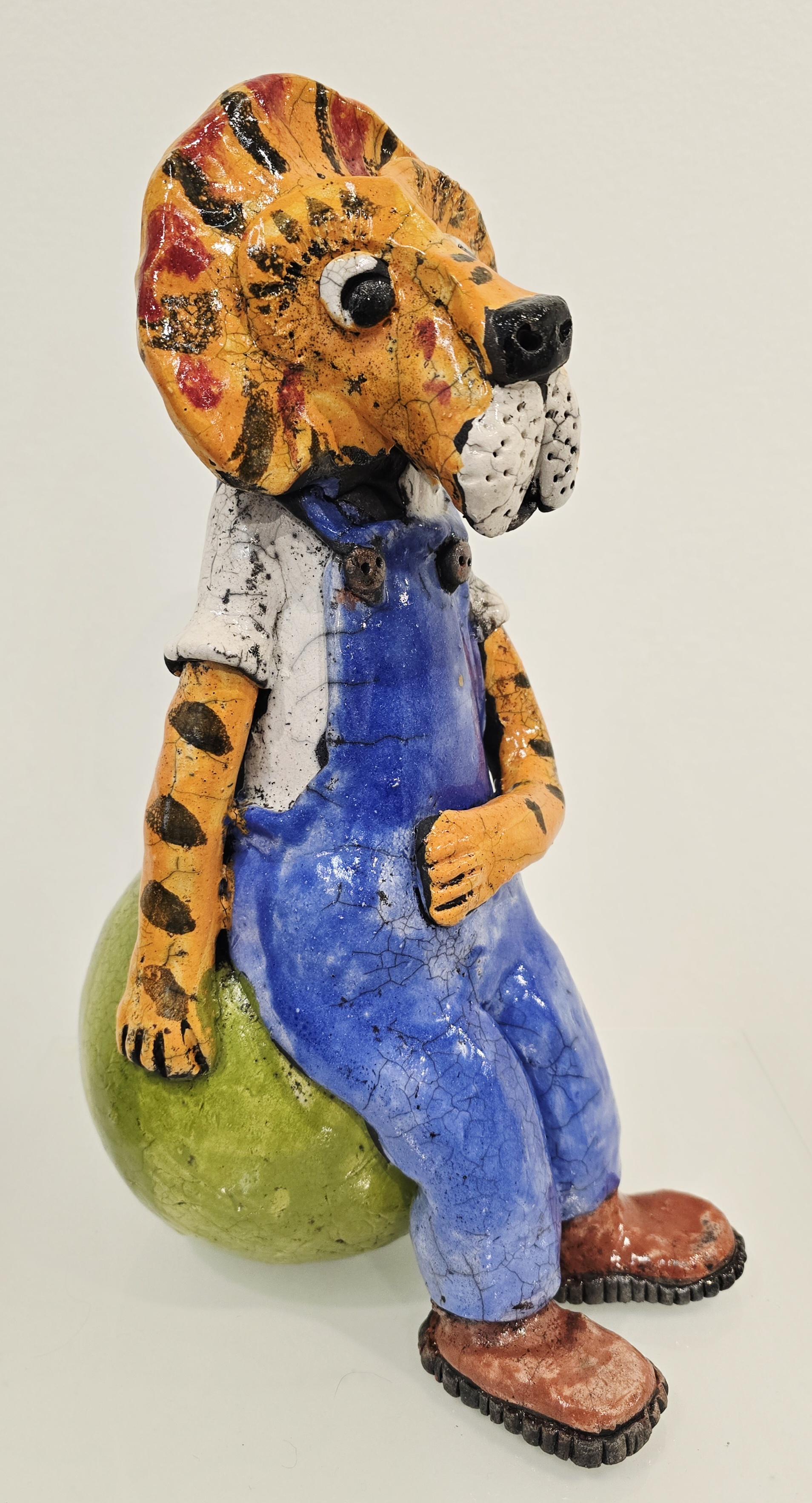 Løve på bold Skulptur Rakukeramik - Se vores udvalg af rakukeramik af Dorit Knudsen