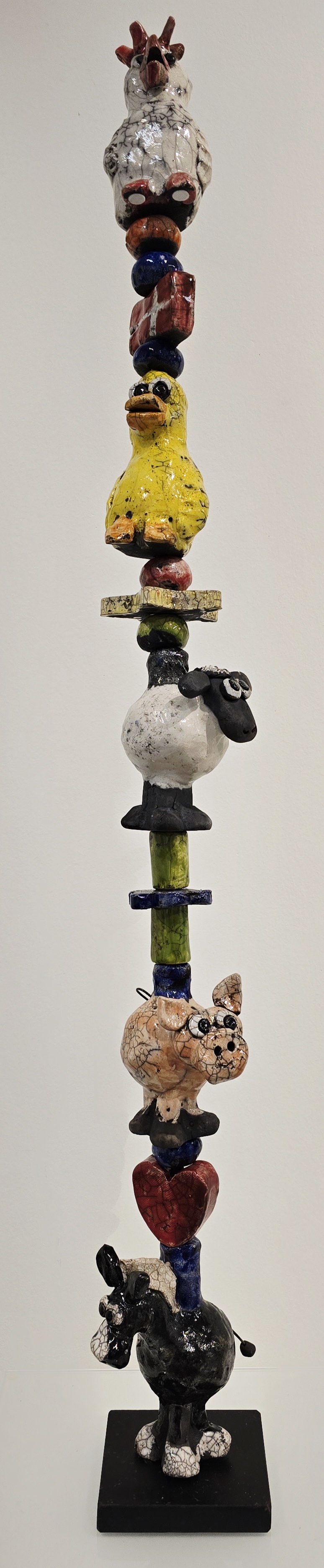 Tårn med dyr Skulptur Rakukeramik - Se vores udvalg af rakukeramik af Dorit Knudsen