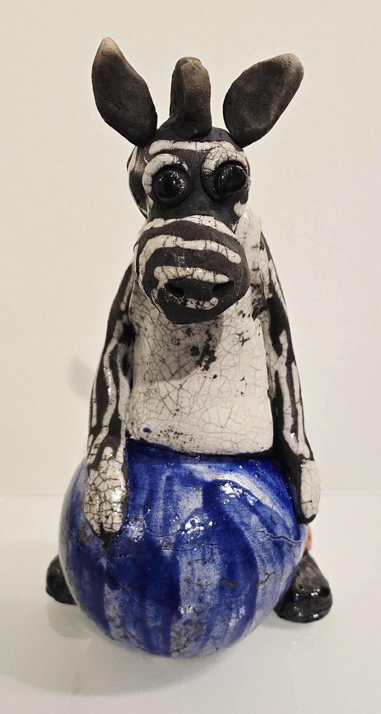 Zebra på bold Skulptur Rakukeramik - Se vores udvalg af rakukeramik af Dorit Knudsen