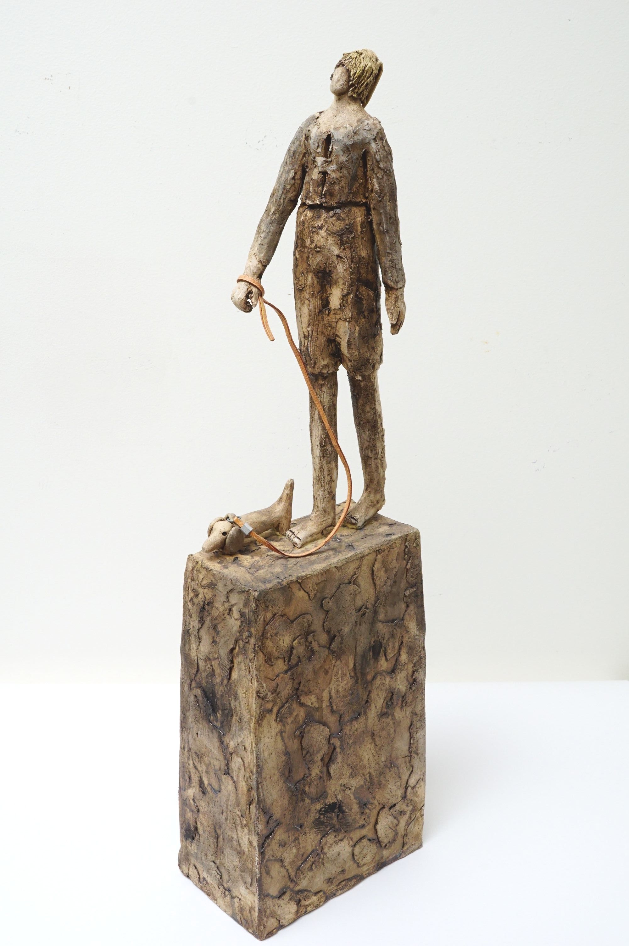 Walking with a dog Skulptur Jikke van de Waal-Bijma | Malerier af Jikke van de Waal-Bijma