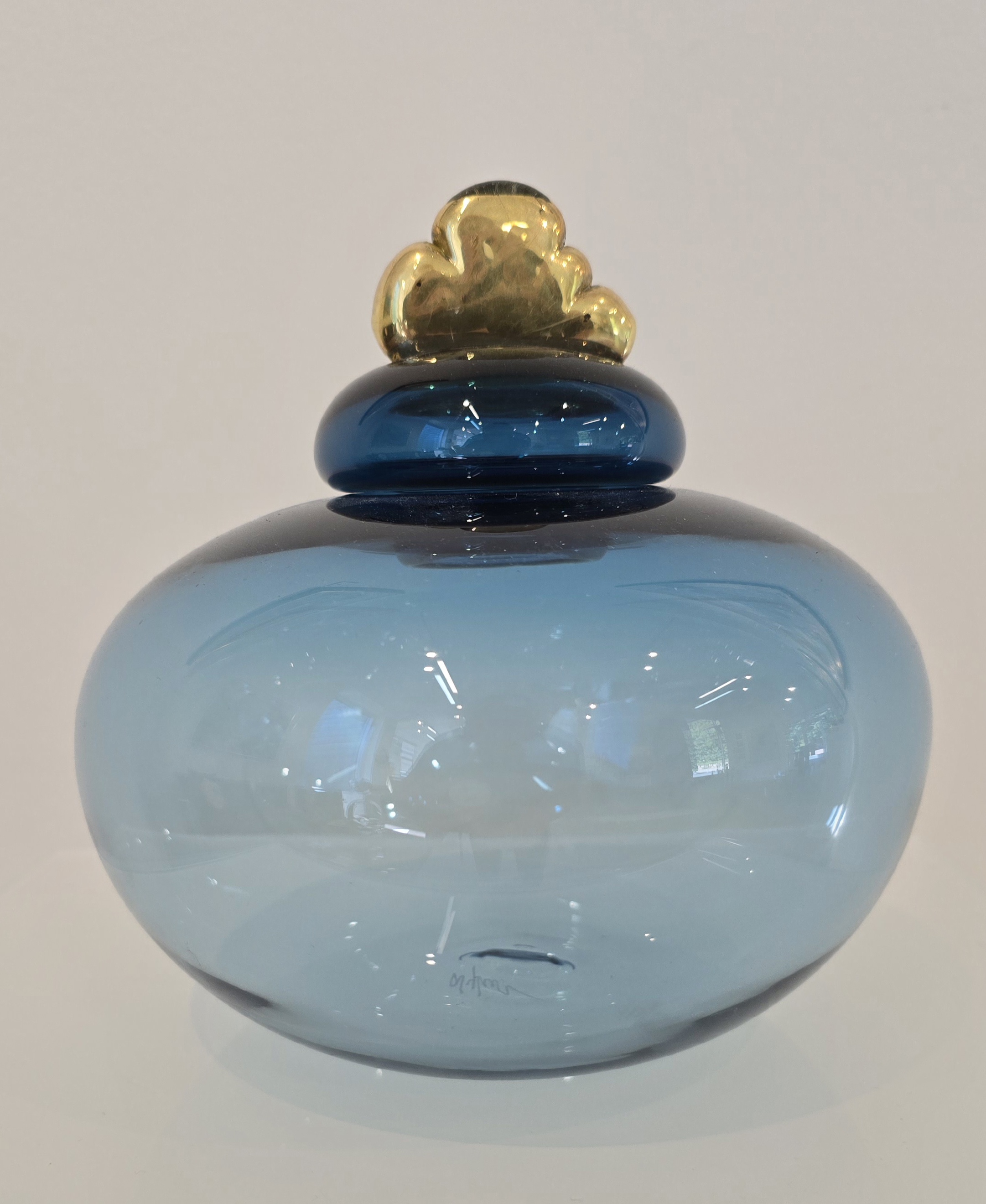 Lågkrukke med sky, mellem, blå Skulptur Karen Nyholm | Porcelæn værker lavet af Karen Nyholm | Shop