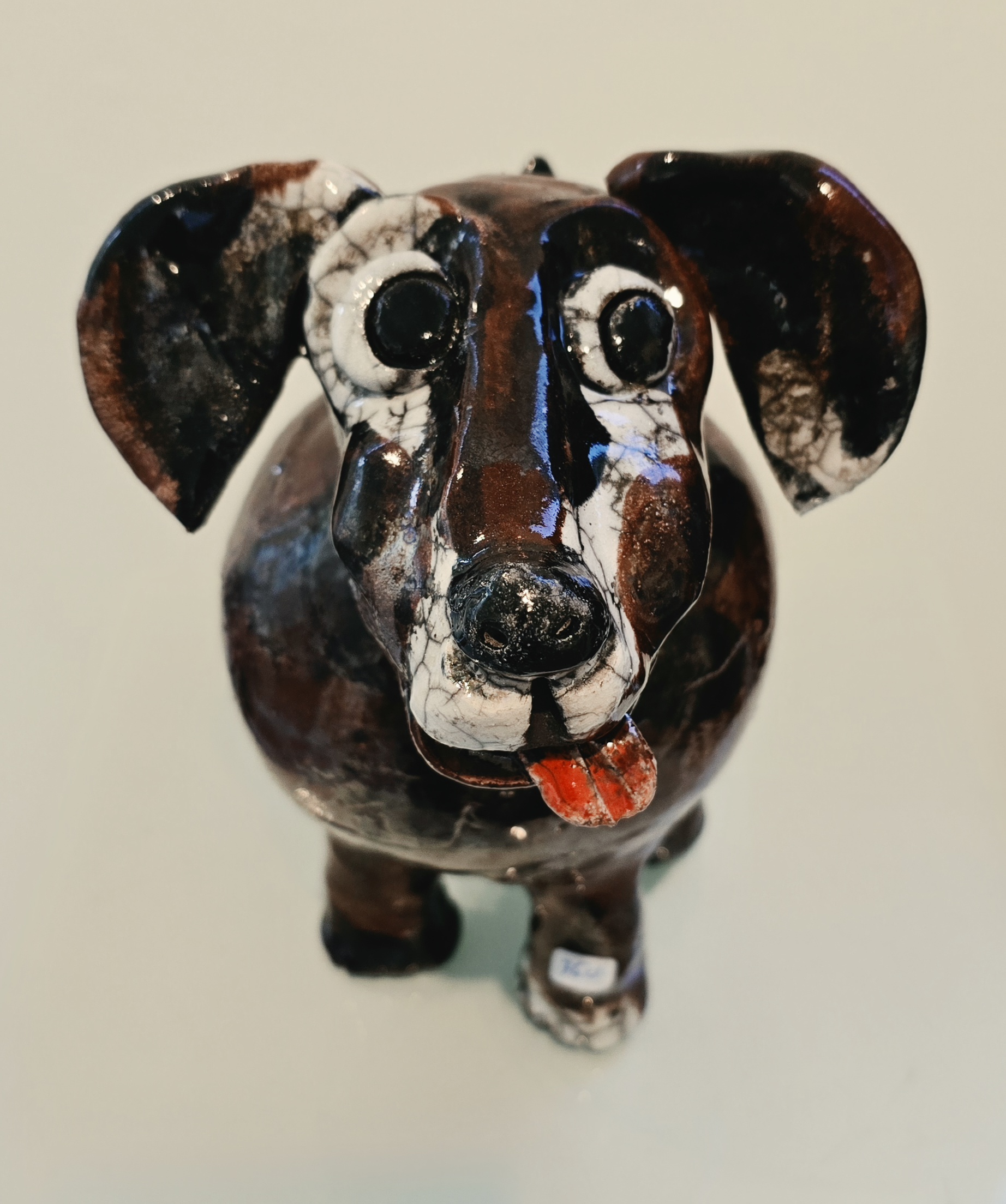 Hund - skulptur af Dorit Knudsen Kunst Rakukeramik - Se vores udvalg af rakukeramik af Dorit Knudsen