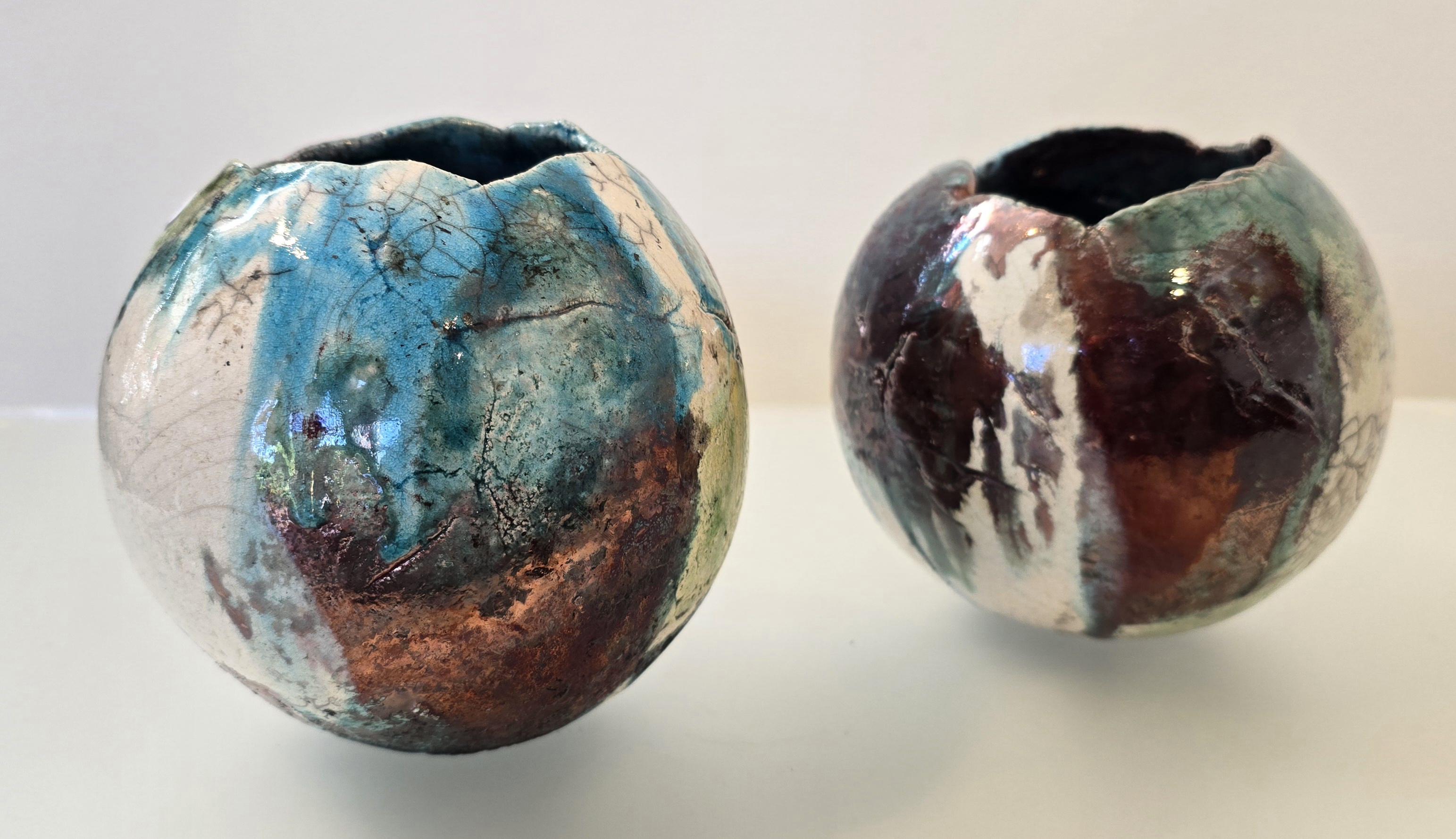 Kugle blå/kobber- keramik af Dorit Knudsen Kunst Rakukeramik - Se vores udvalg af rakukeramik af Dorit Knudsen