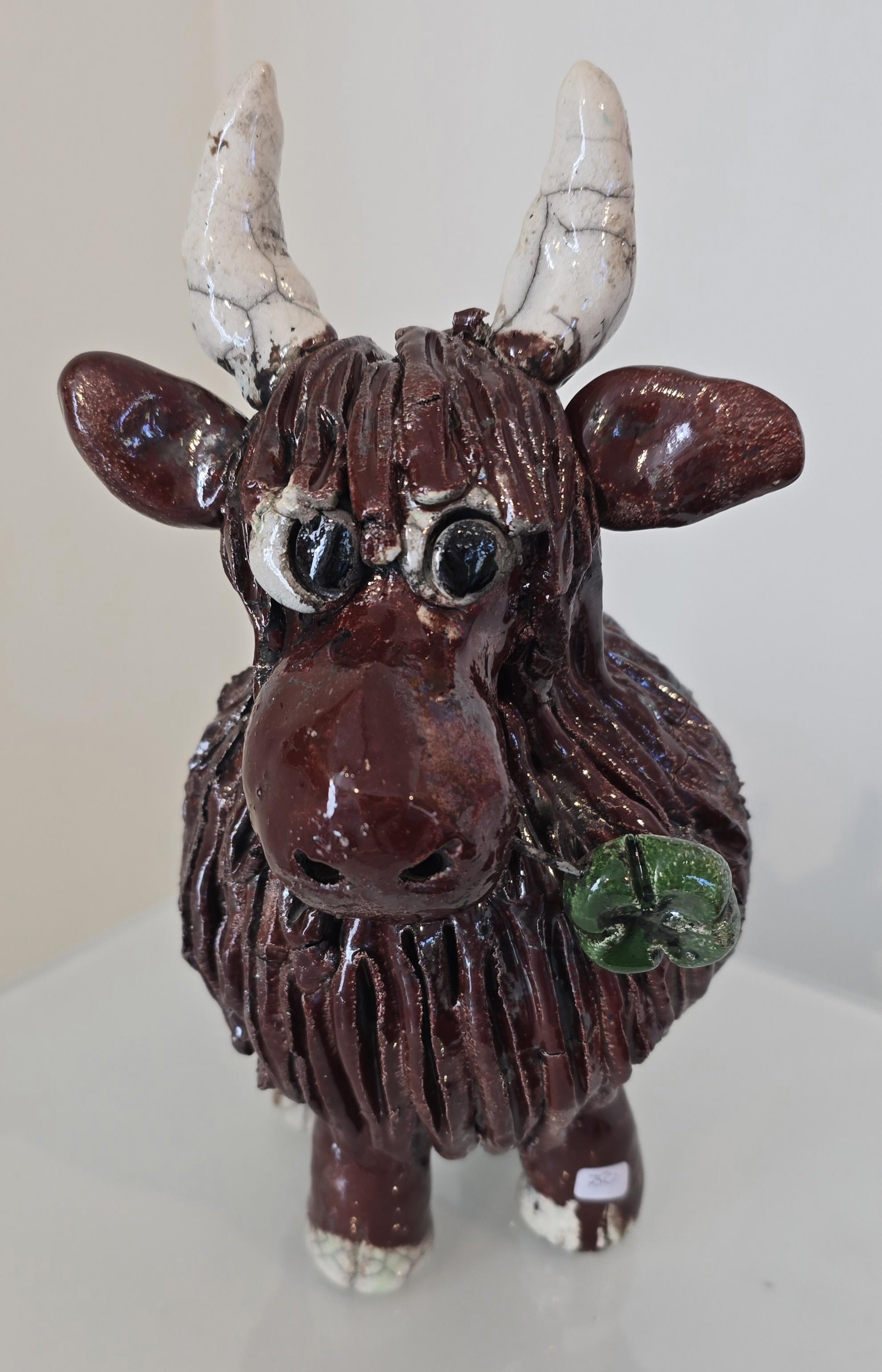 Long Horn Skulptur Rakukeramik - Se vores udvalg af rakukeramik af Dorit Knudsen