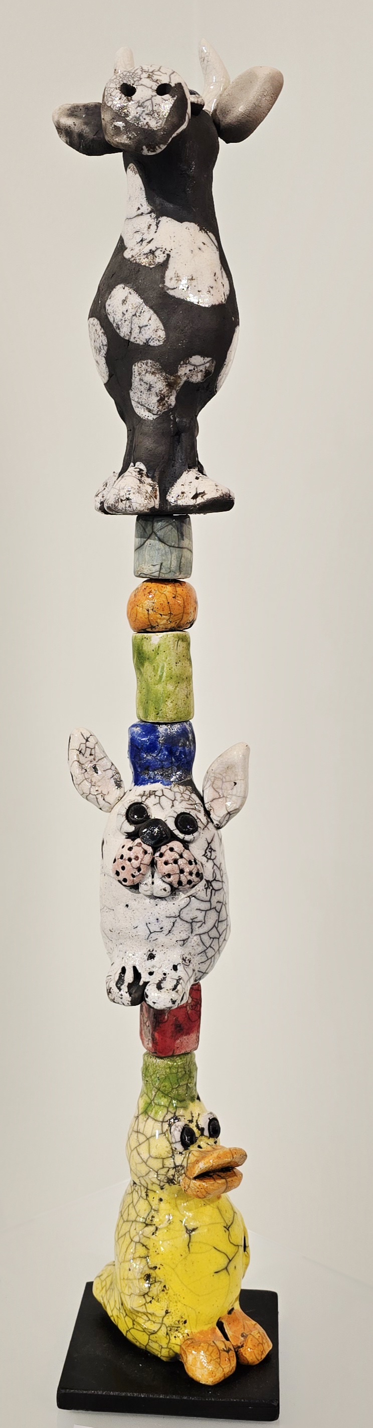 Tårn med dyr - skulptur af Dorit Knudsen Kunst Rakukeramik - Se vores udvalg af rakukeramik af Dorit Knudsen