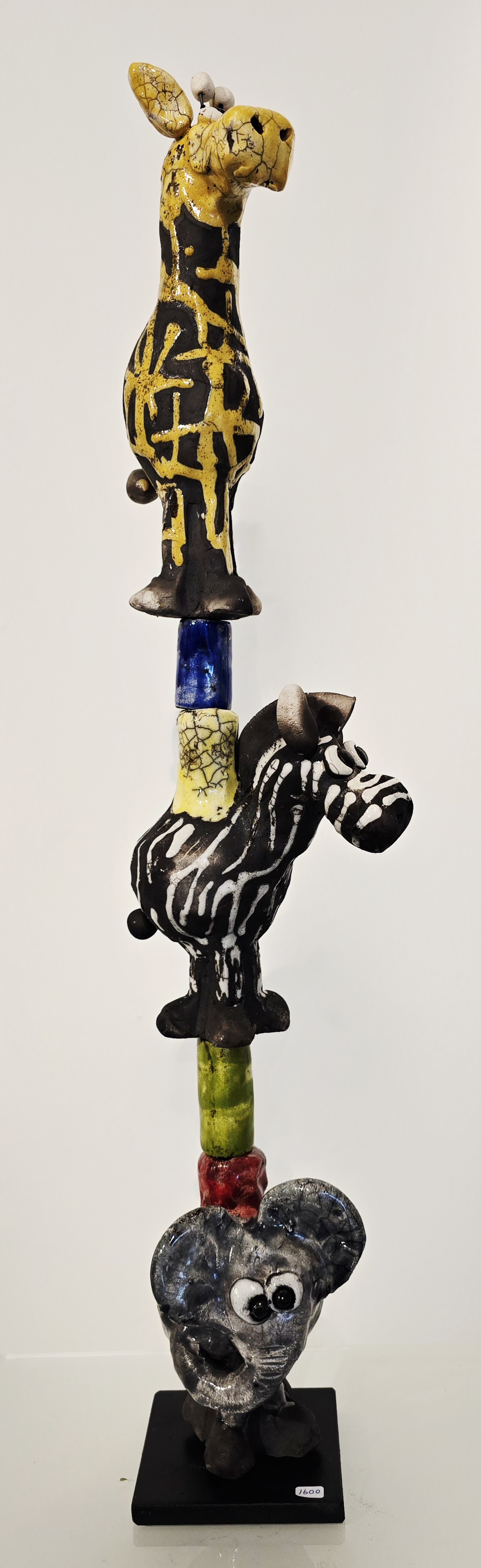 Tårn med dyr - skulptur af Dorit Knudsen Kunst Rakukeramik - Se vores udvalg af rakukeramik af Dorit Knudsen