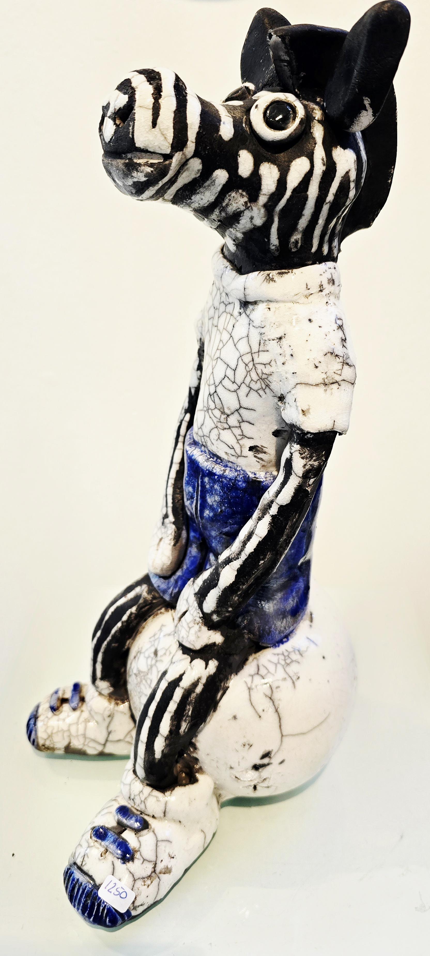 Zebra på bold - skulptur af Dorit Knudsen Kunst Rakukeramik - Se vores udvalg af rakukeramik af Dorit Knudsen