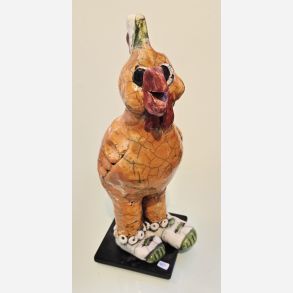 Hane p� fod - skulptur af Dorit Knudsen