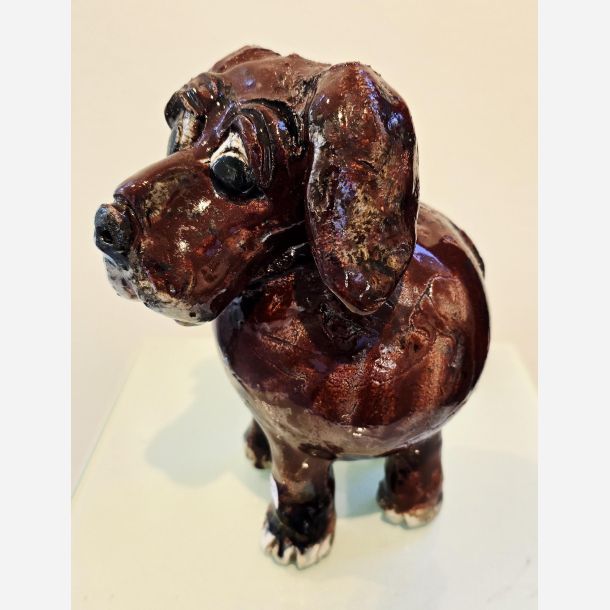 Hund - skulptur af Dorit Knudsen