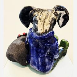 Hund med snoller - skulptur af Dorit Knudsen