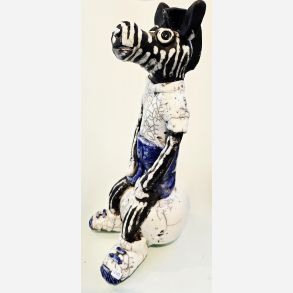 Zebra p� bold - skulptur af Dorit Knudsen