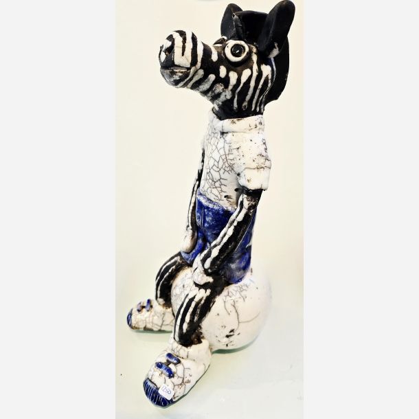 Zebra p� bold - skulptur af Dorit Knudsen