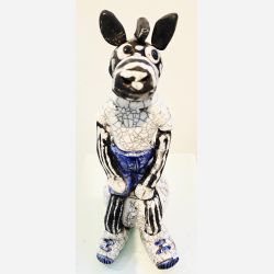 Zebra p� bold - skulptur af Dorit Knudsen